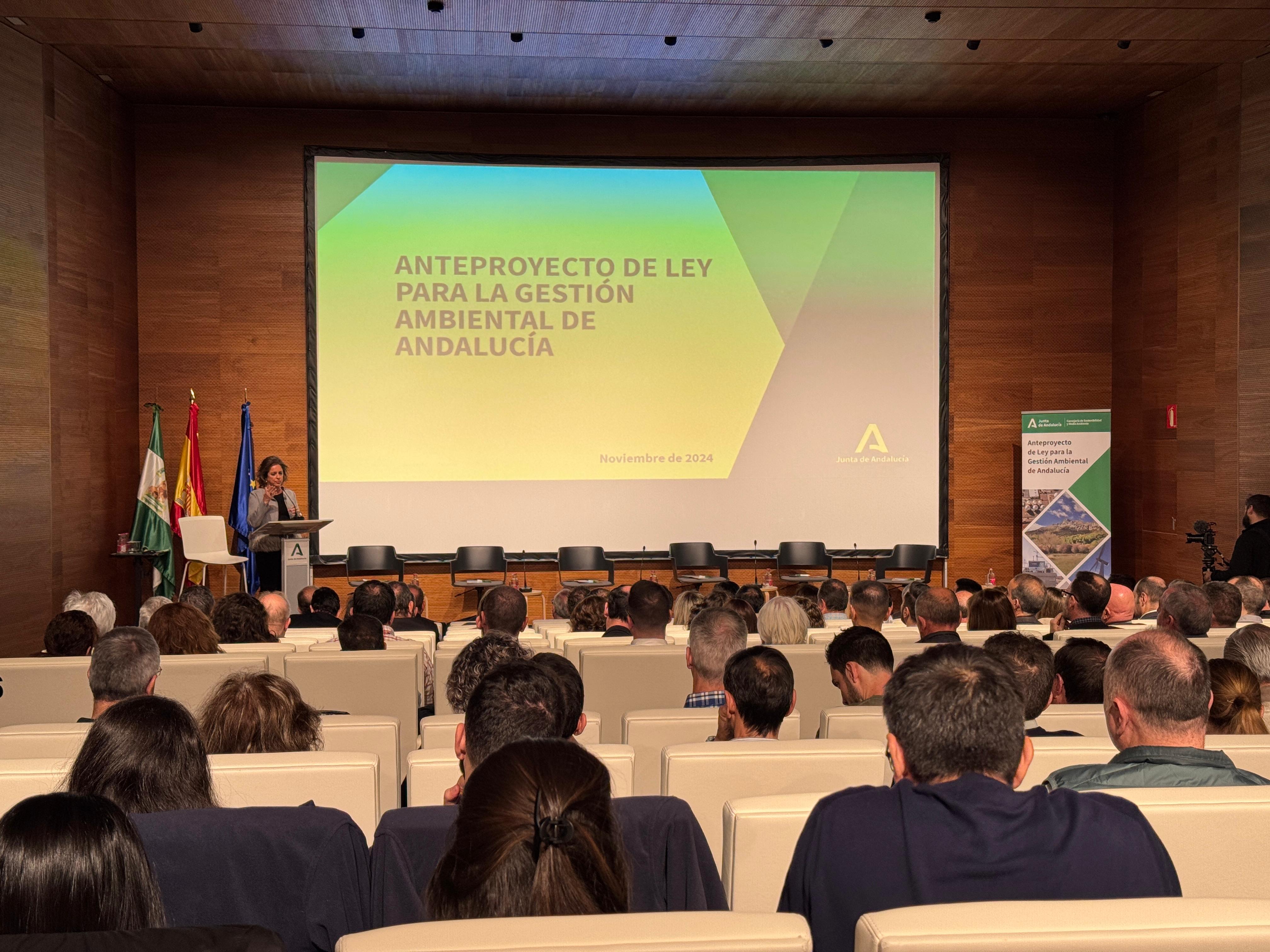 Catalina García ha presentado el Anteproyecto de Ley para la Gestión Ambiental en Jaén.