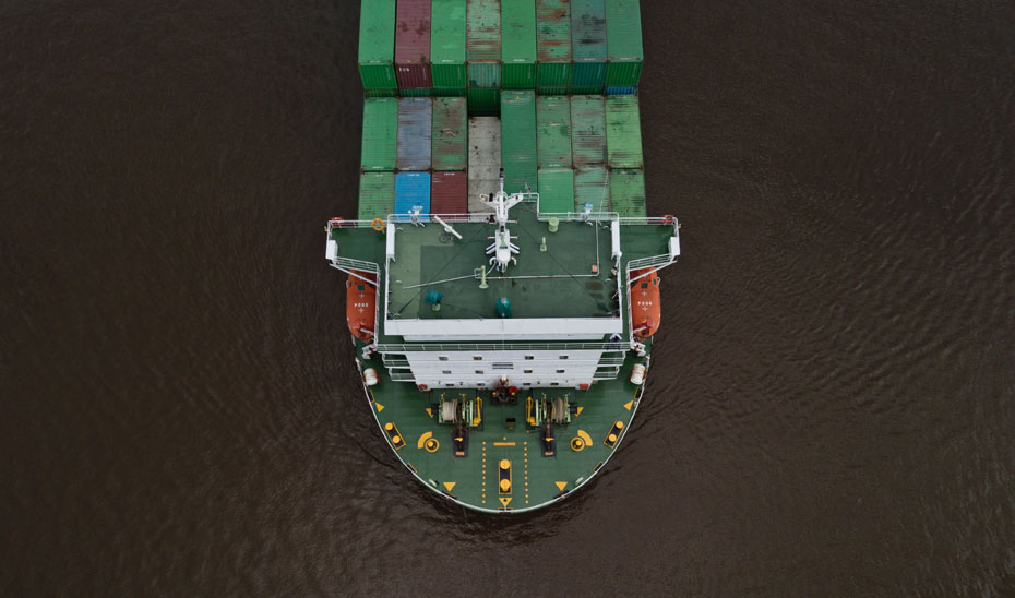 Un barco de mercancías llegando a puerto.