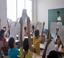 Maestro enseñando a los niños en un colegio