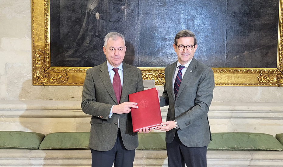 El consejero de Industria, Jorge Paradela, junto al alcalde de Sevilla, José Luis Sanz, tras la adhesión de la capital hispalense a la Red Ciudades Industriales de Andalucía.