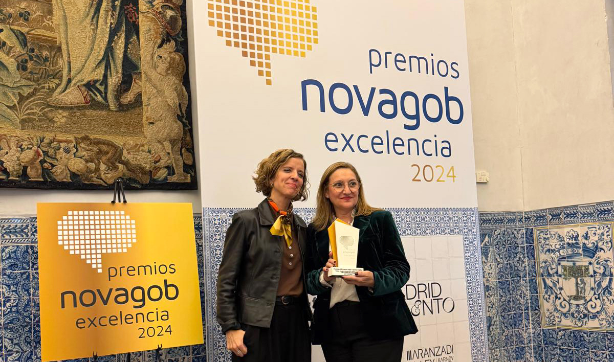 La directora gerente de la Agencia Andaluza de la Energía, Natalia Márquez, con el premio NovaGob concedido al proyecto Powerty.