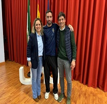 La responsable provincial del IAJ en Huelva con directivos del Recreativo