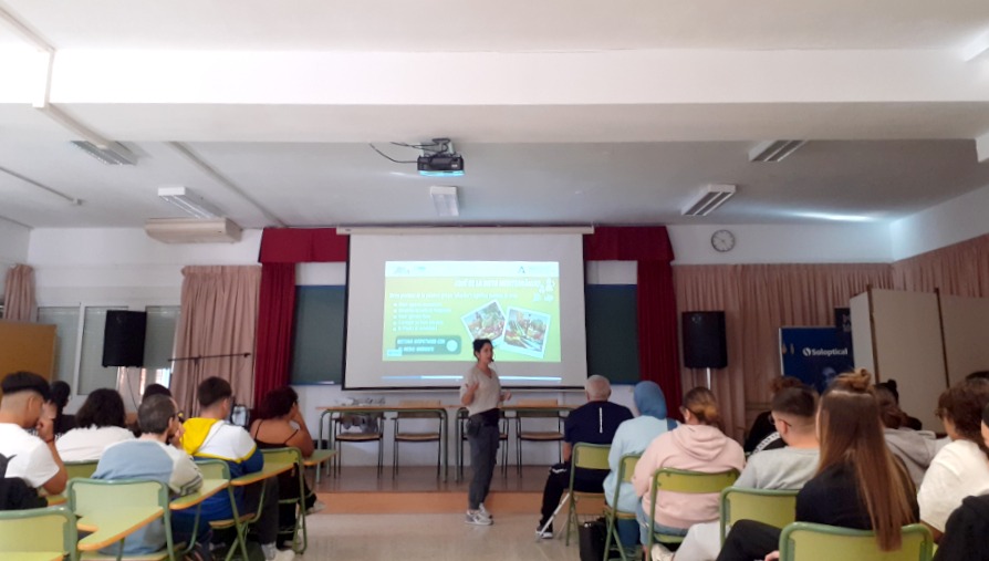 Una clase con alumnos participando en el Aula Mediterránea