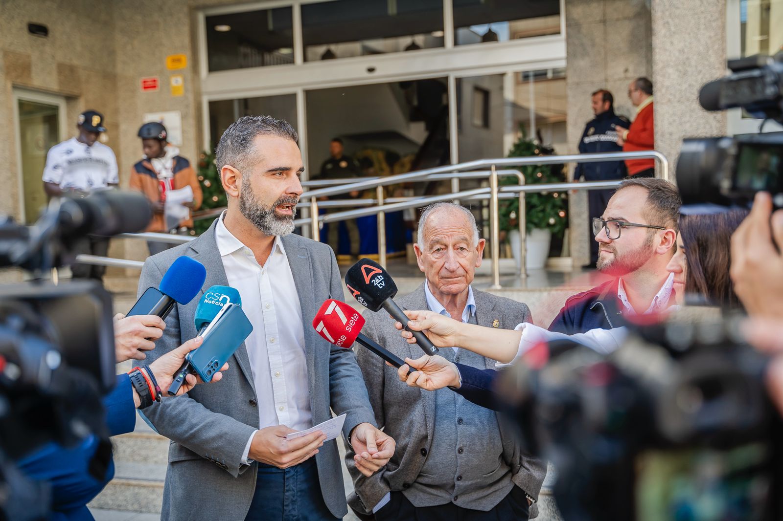 Fernández-Pacheco atiende a los medios