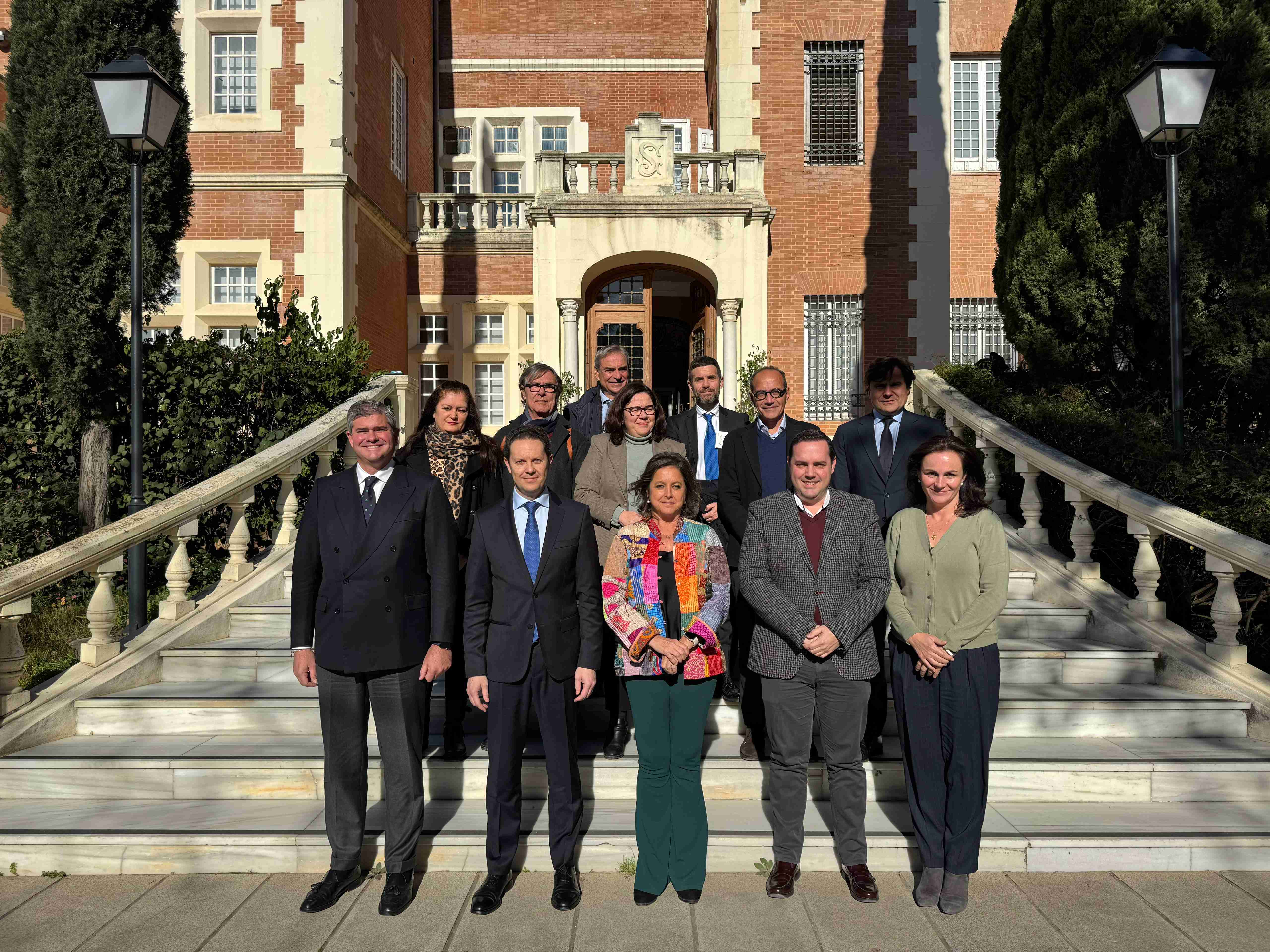 Catalina García, con los representantes de FLACEMA, en la sede de la Consejería.