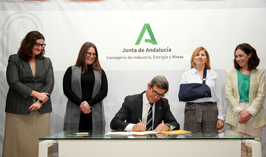 El consejero de Industria, Energía y Minas, Jorge Paradela, firma el protocolo de colaboración con cuatro asociaciones profesionales y de mujeres para visibilizar a la mujer en la industria y la minería.