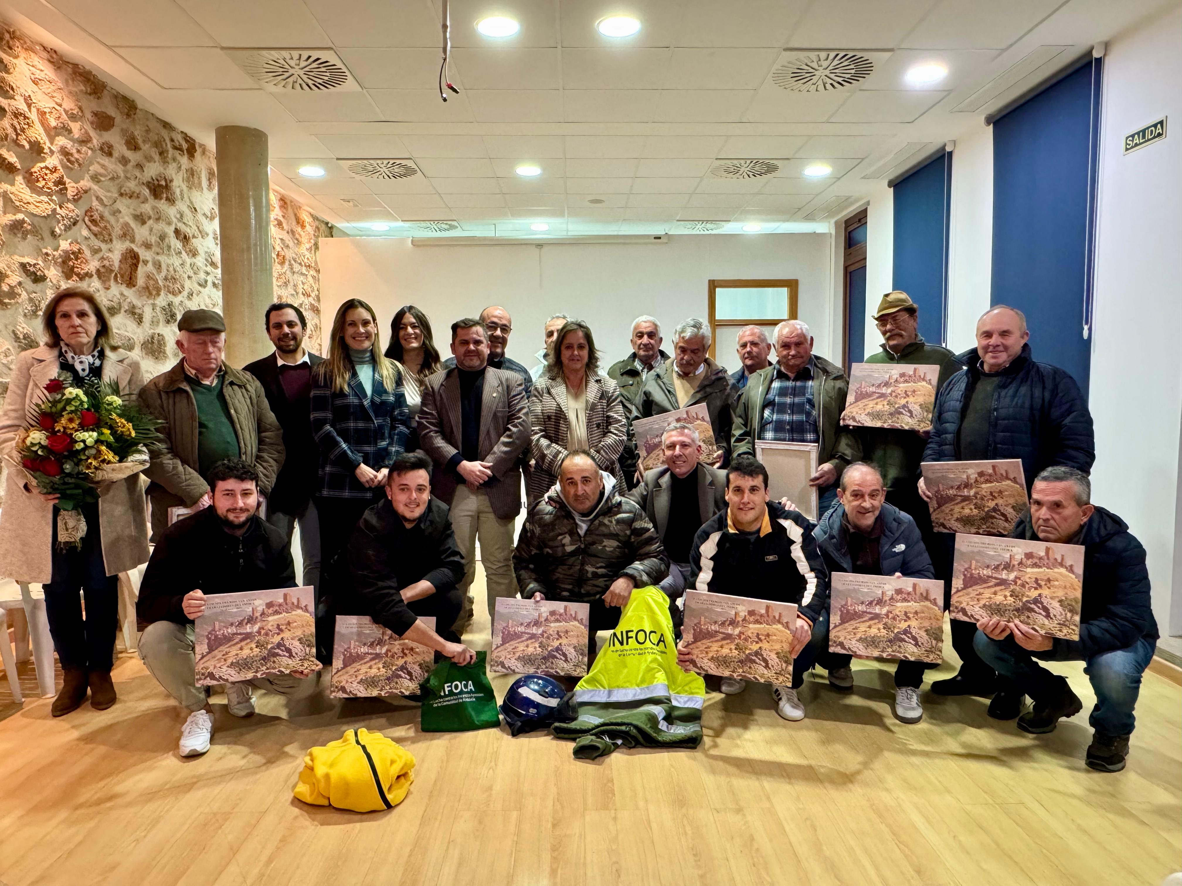 Profesionales del INFOCA homenajeados, junto a la consejera de Sostenibilidad y Medio Ambiente.