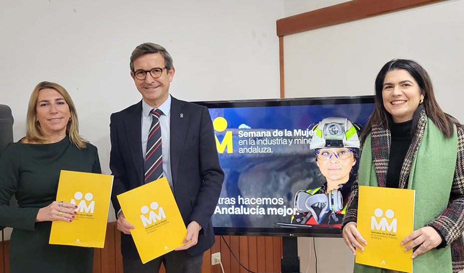 El consejero Jorge Paradela junto a las delegadas territoriales de Cádiz y Huelva, Inmaculada Olivero y Lucía Núñez, respectivamente.