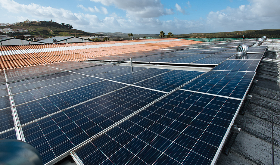 Instalación de placas solares para el autoconsumo en una nave industrial.