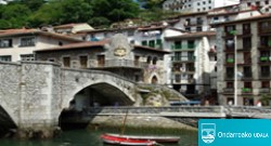 Vista de Ondarroa y escudo del ayuntamiento de esta localidad