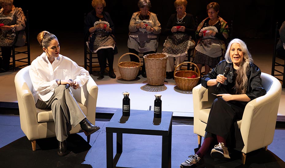 La directora del Ballet Flamenco, Patricia Guerrero, conversa con María Pagés en el Centro Danza Matadero.