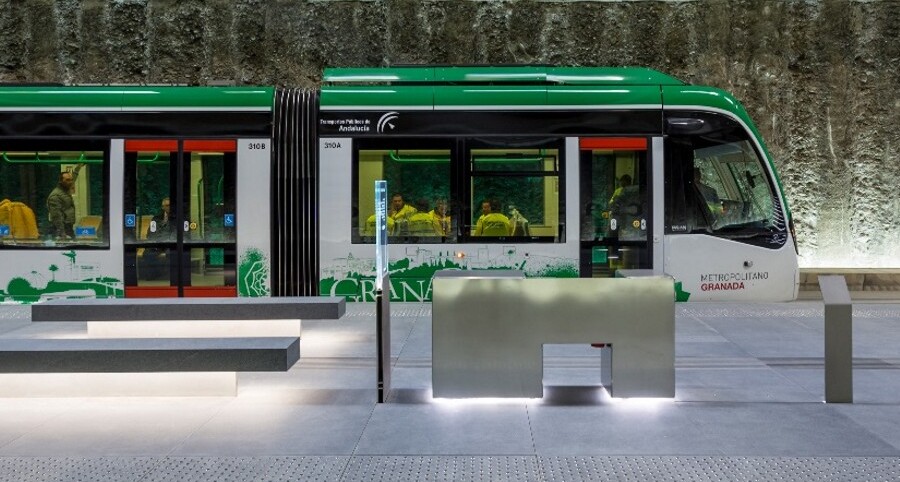 Metro de Granada a su paso por la estación de Alcázar Genil.