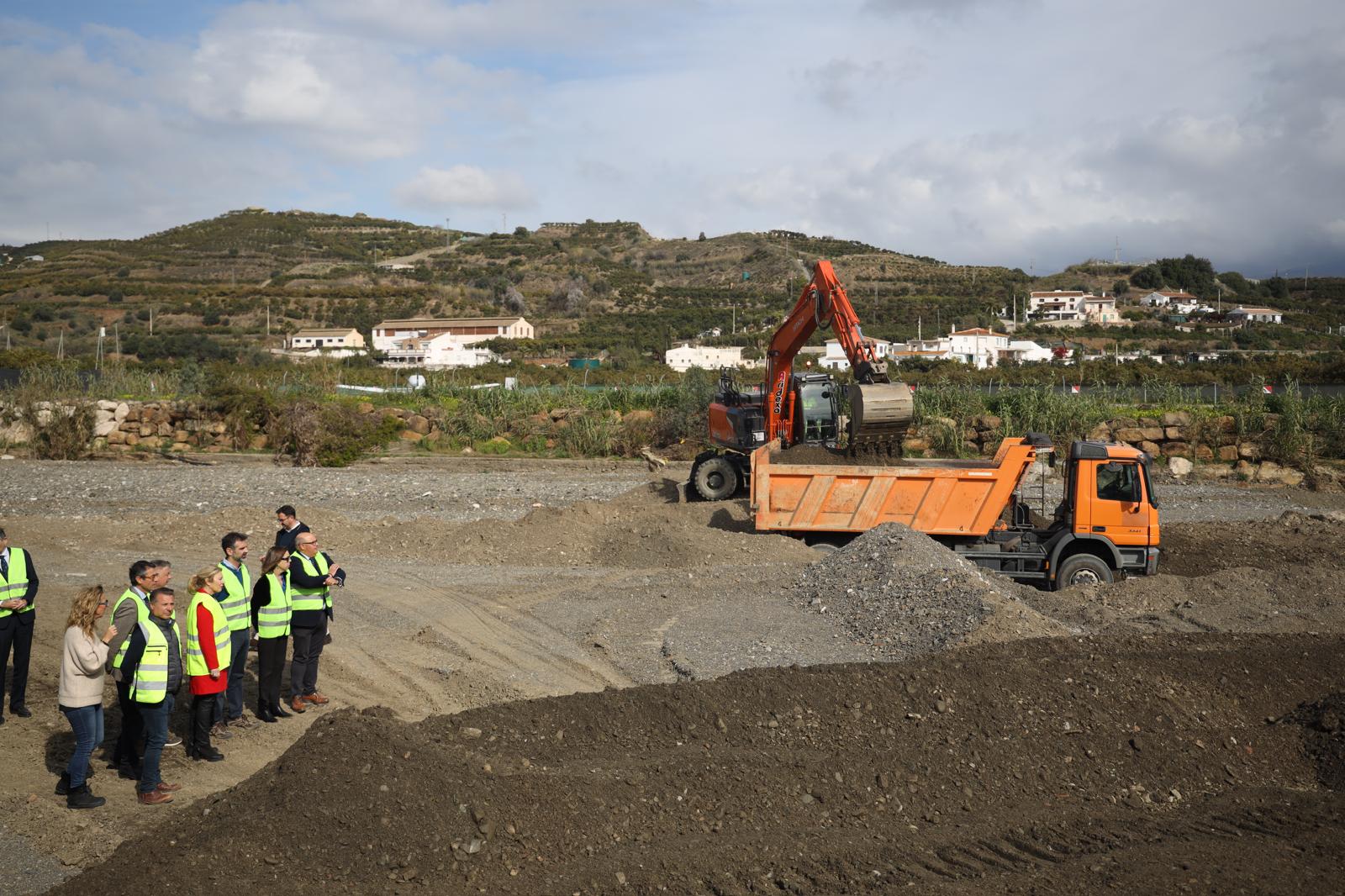 Ramón Fernández-Pacheco y Carolina España visitan una obra de mejora de cauces afectados por DANAs en Vélez-Málaga