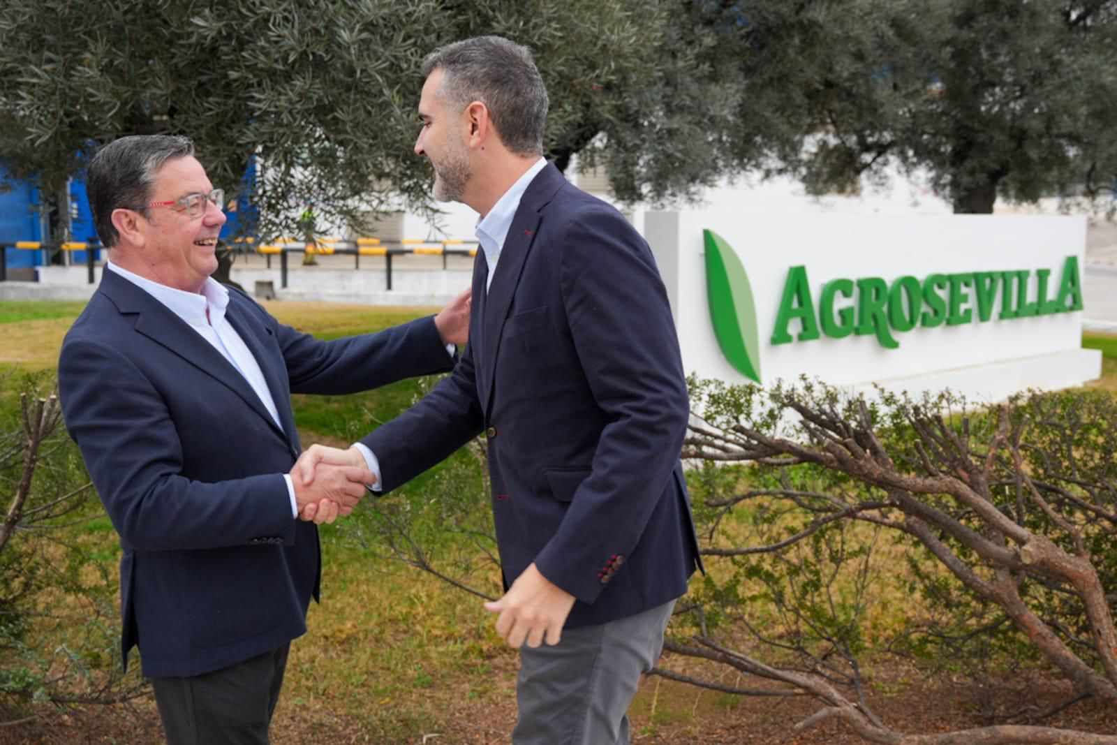 Ramón Fernández-Pacheco visita la cooperativa olivarera Agrosevilla.