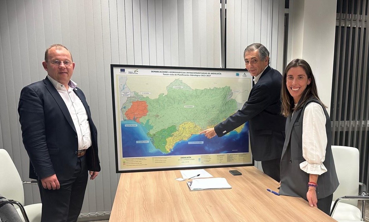 Imagen de archivo del secretario general del Agua junto a un mapa de las cuencas hidrográficas andaluzas