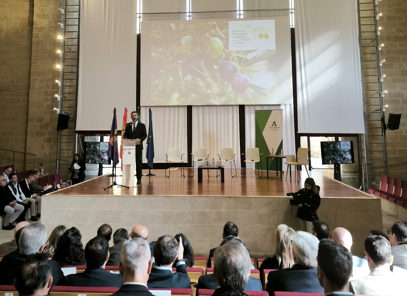 Ramón Fernández-Pacheco durante la presentación de la I Estrategia Andaluza para el Sector del Olivar, Horizonte 2027, en Baeza (Jaén)