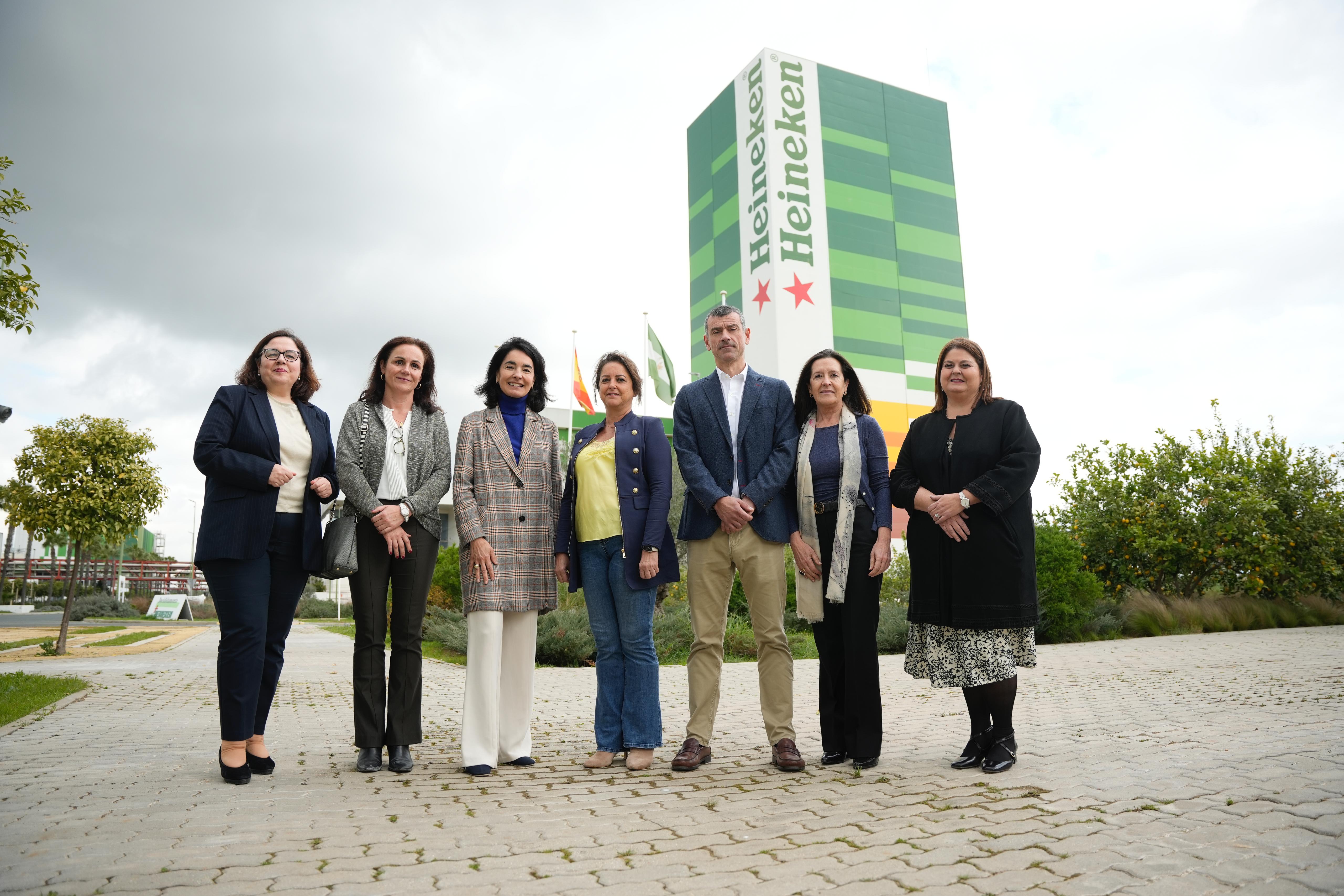 Catalina García visita la Fábrica de Heineken España de Sevilla.