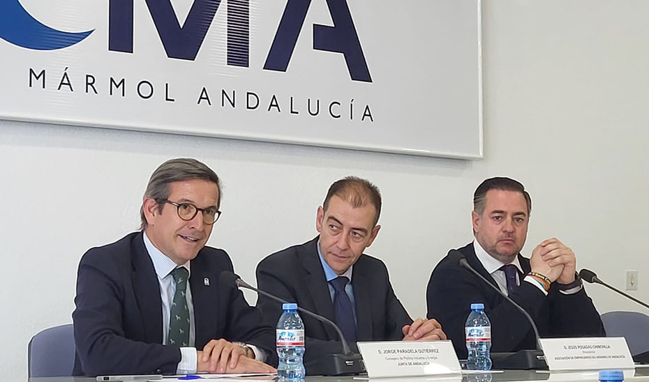 El consejero de Industria, Energía y Minas, Jorge Paradela, durante la presentación en Macael de la convocatoria de incentivos del Fondo de Transición Justa para el sector de la piedra y el mármol.