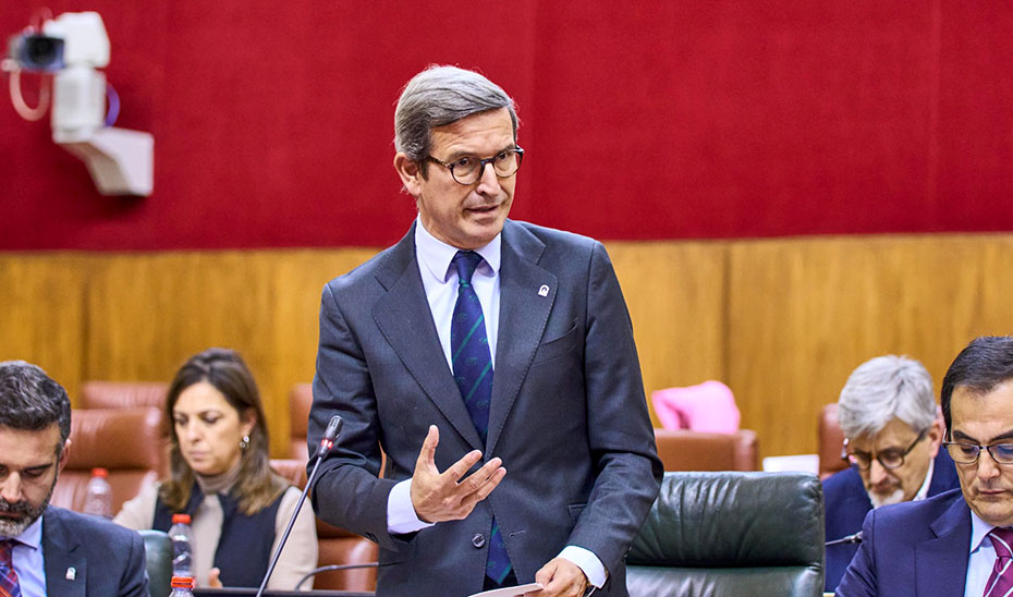 El consejero de Industria, Energía y Minas, Jorge Paradela, interviene en el Pleno del Parlamento andaluz.