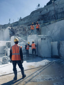 Operarios en mina de mármol