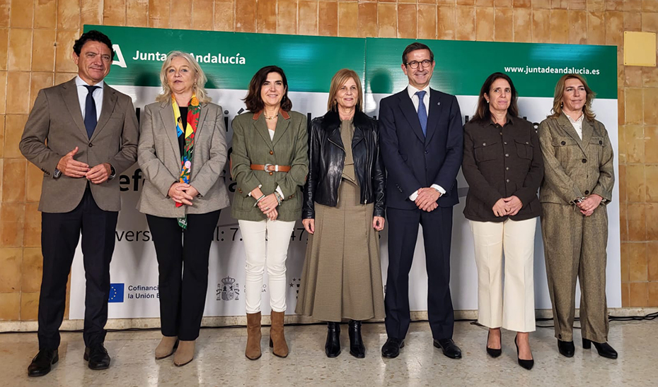 Los consejeros de Empleo e Industria, Rocío Blanco y Jorge Paradela, en la presentación del proyecto de rehabilitación para adecuar el Centro de FP para el Empleo San Juan de Dios de Jerez de la Frontera como centro de Referencia Aeroespacial.