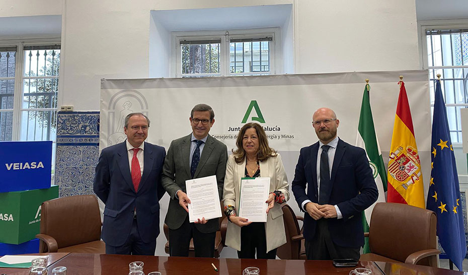 Los consejeros Jorge Paradela y María del Carmen Castillo durante el acto de la firma del convenio con VEIASA para fomentar e impulsar la Formación Profesional en el sector de la automoción.