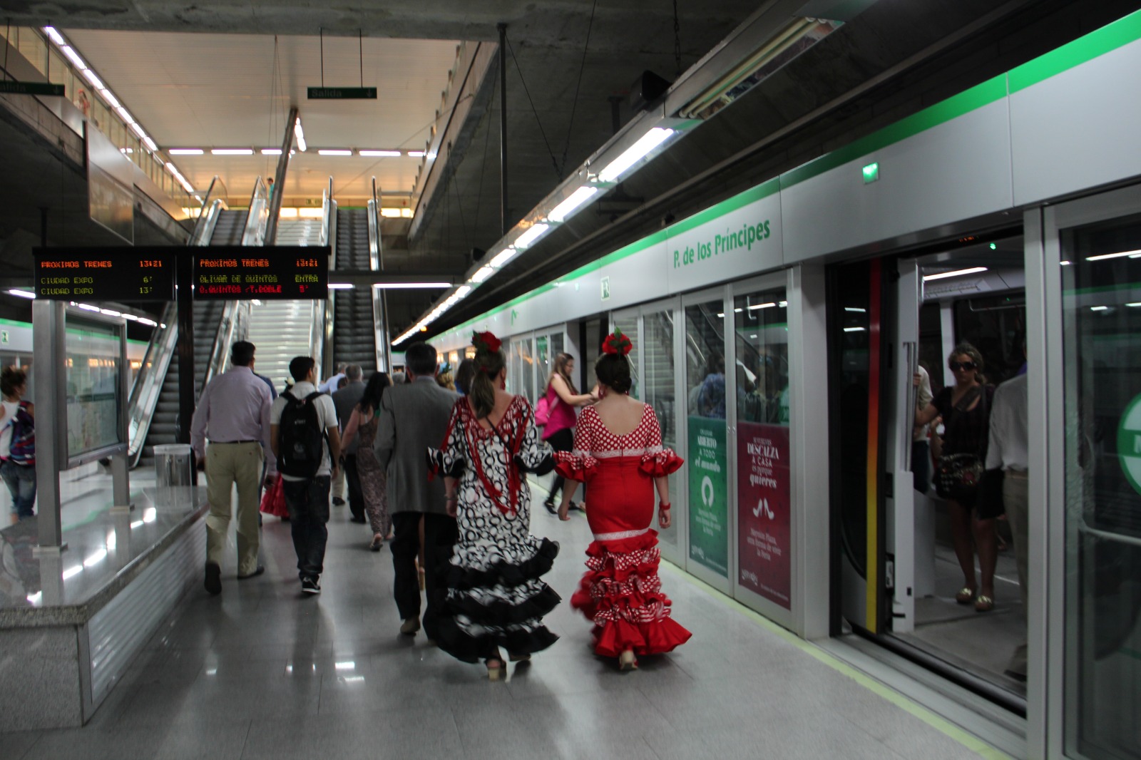 Usuarios del metro durante la feria de Sevilla.