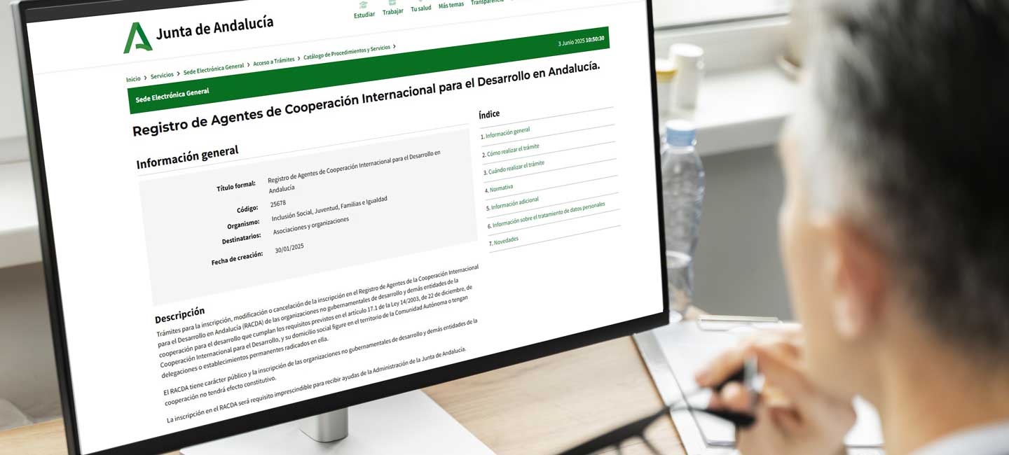 Un usuario consulta en la pantalla de su ordenador del registro de agentes de cooperación