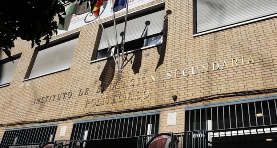 La consejera de Desarrollo Educativo y FP y el director de l...