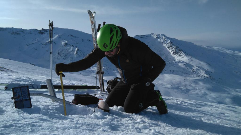 Muestreo de profundidad y densidad de la cubierta de nieve. Autoría: José Antonio Algarra