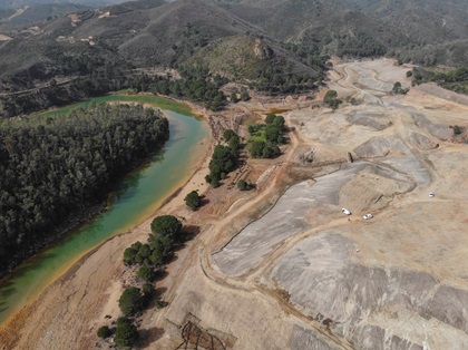 Foto aérea zona mina junto a río