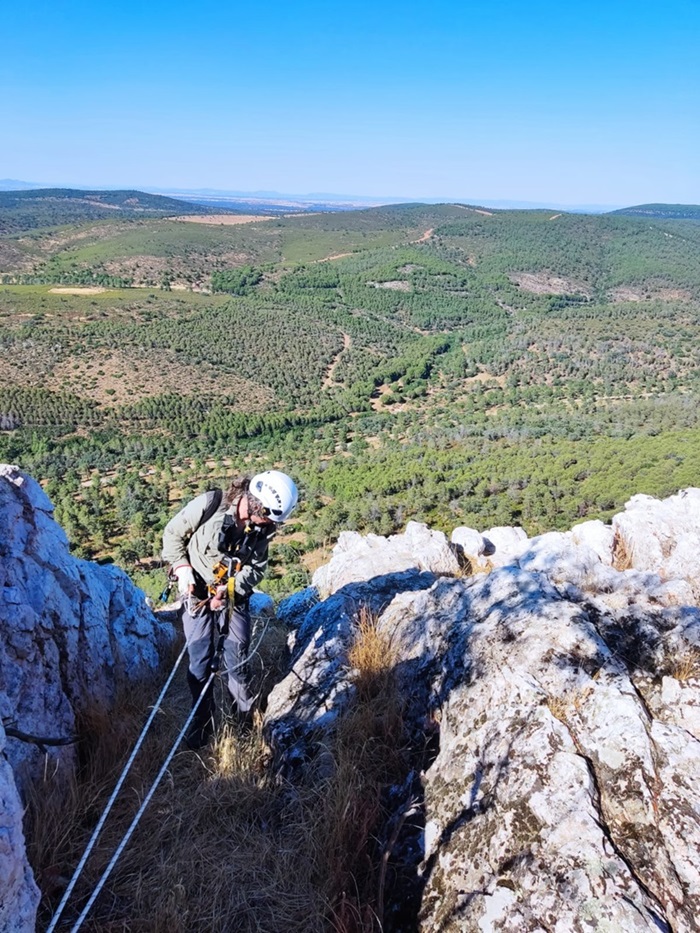 Escalada a nido de alimoche por personal de AMAYA