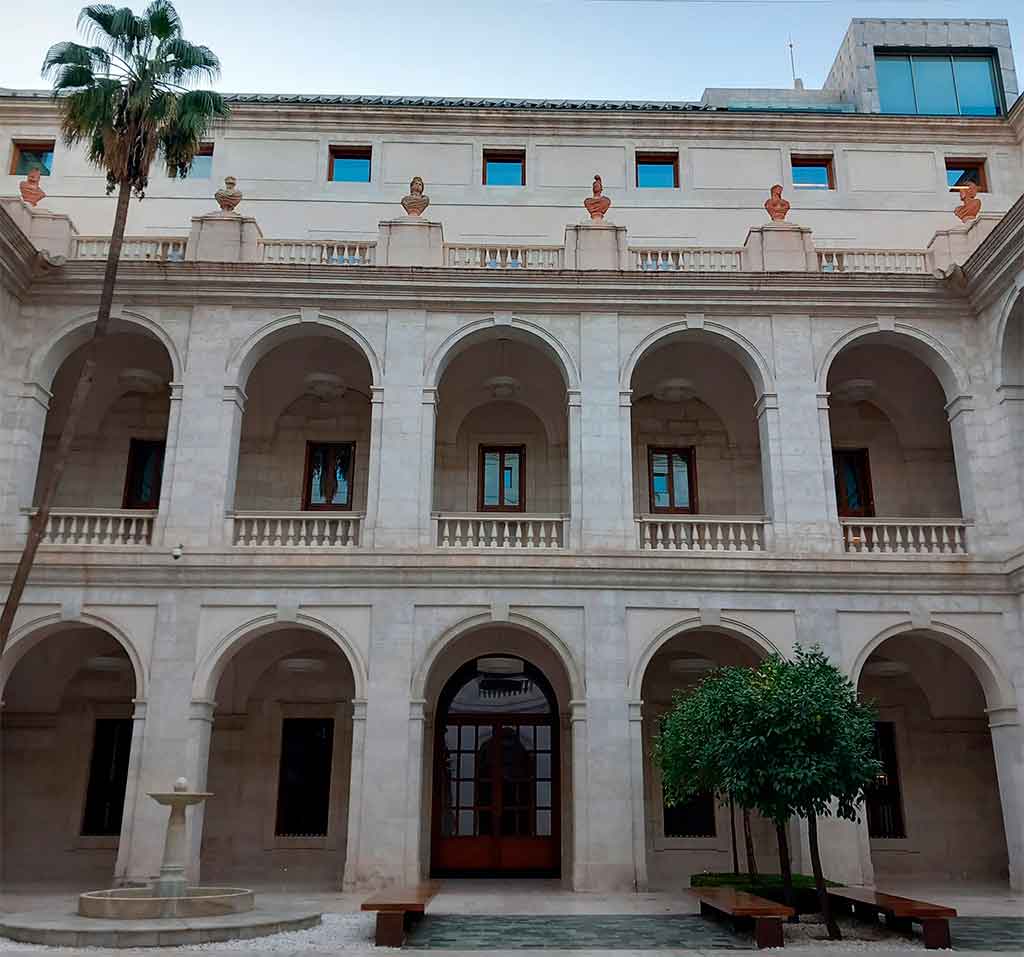 Patio interior del Palacio de la Aduana en Málaga