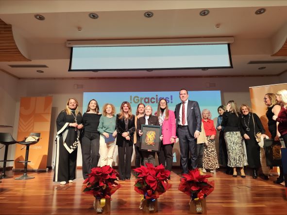 Los premiados en la gala junto a miembros del jurado