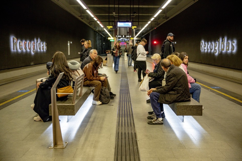 Usuarios del metro de Granada en la estación de Recogidas.