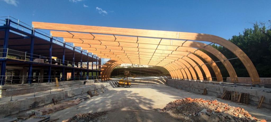 Colocación de las costillas de madera de la estructura de la piscina cubierta de Fuentenueva.