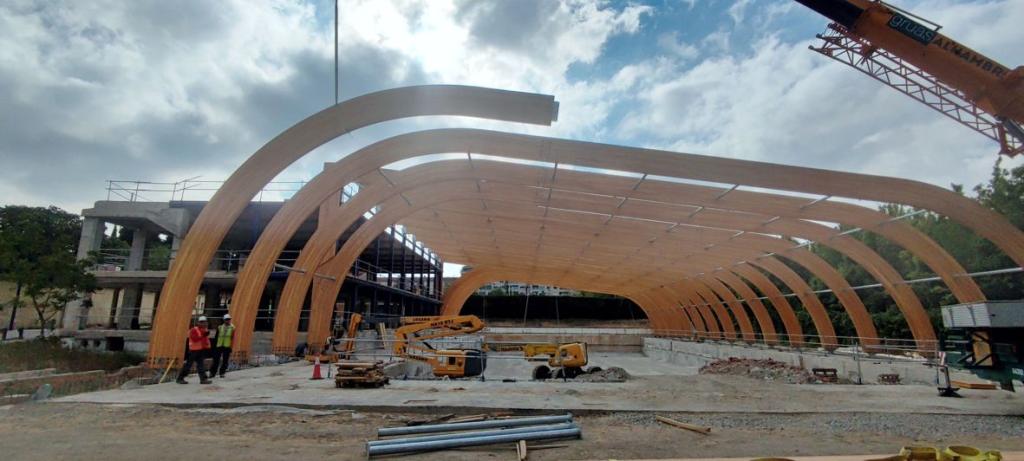 Colocación de las costillas de madera de la estructura de la piscina cubierta de Fuentenueva.