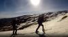 Dos personas caminan con esquís por la nieve